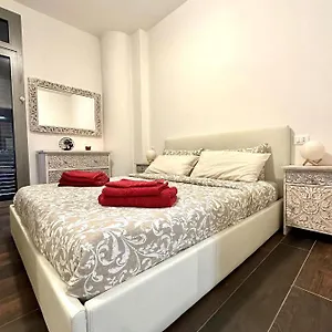  Apartment Axi House